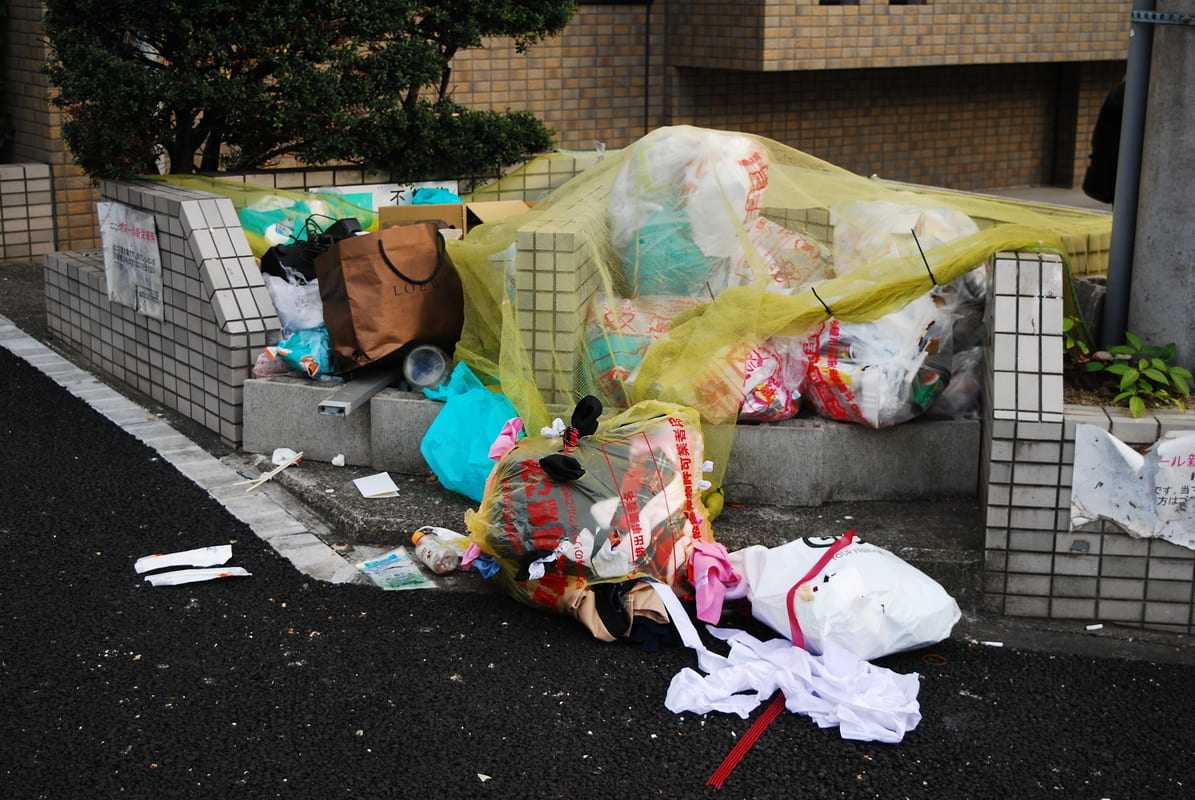 荒れたマンションのごみ置き場