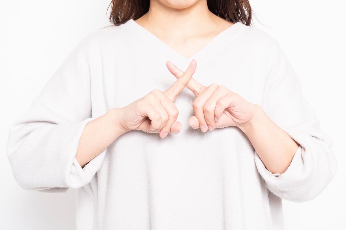 NGのサインを作る若い女性 